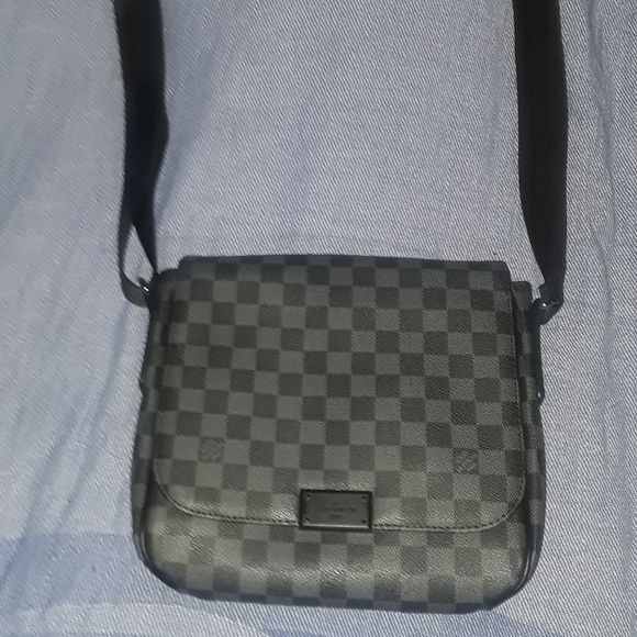 AUTHENTIC Louis-Vuitton District Damier unisex NWT - Picture 2 of 7